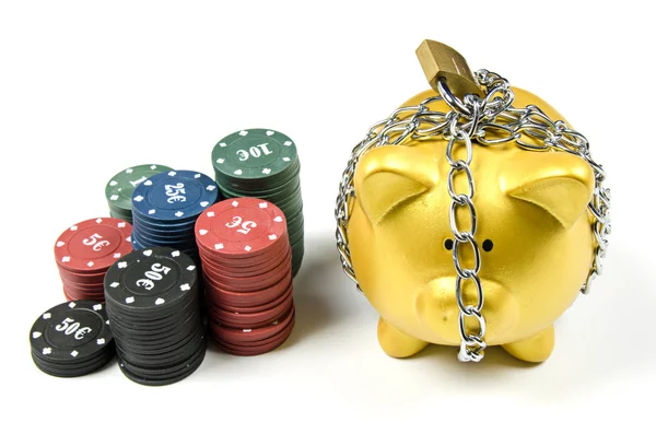 Stapel poker chips en vergrendeld gouden piggy bank — Stockfoto