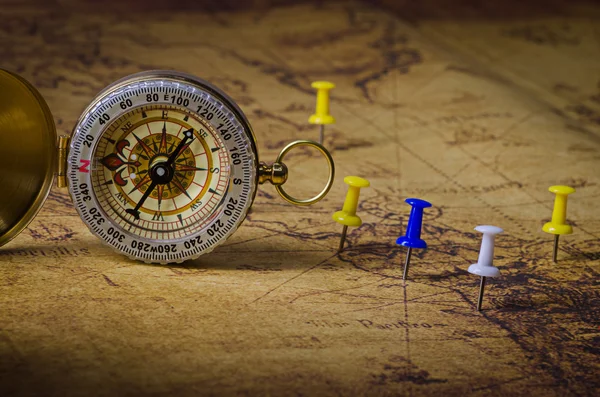 Kompass mit markiertem Standort auf alter Karte — Stockfoto