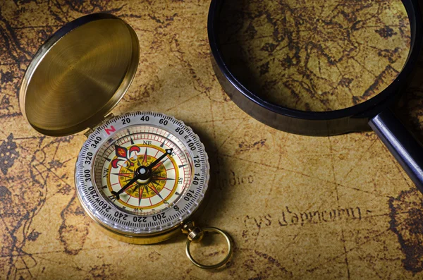 Compass and magnifying glass on old map — Stock Photo, Image