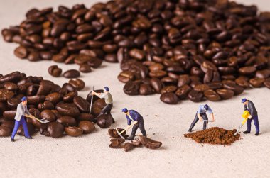 Minyatür insanlar kahve üzerinde çalışan işlem karışım