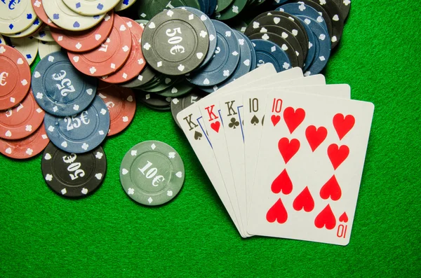 Playing cards 'Full House' and chips on green background — Stock Photo, Image