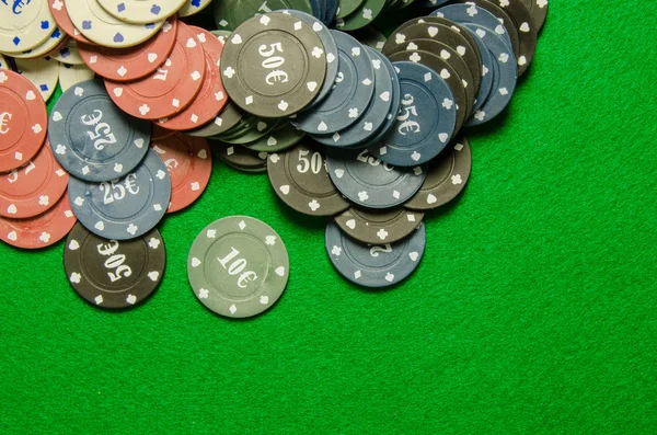 Fichas de poker em fundo verde — Fotografia de Stock