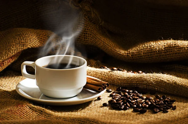 Duman ve kahve fasulye beyaz kahve fincanı