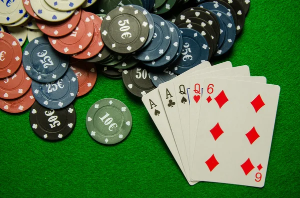 Playing cards 'Two pair' and chips on green background — Stock Photo, Image