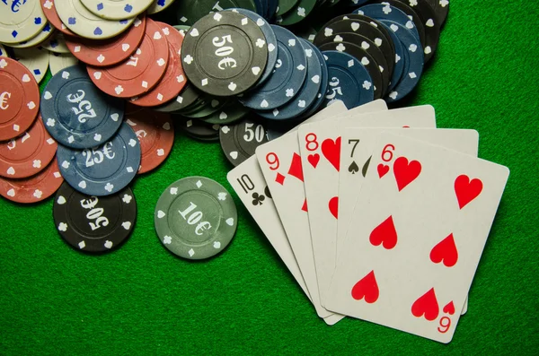 Playing cards 'Straight' and chips on green background — Stock Photo, Image