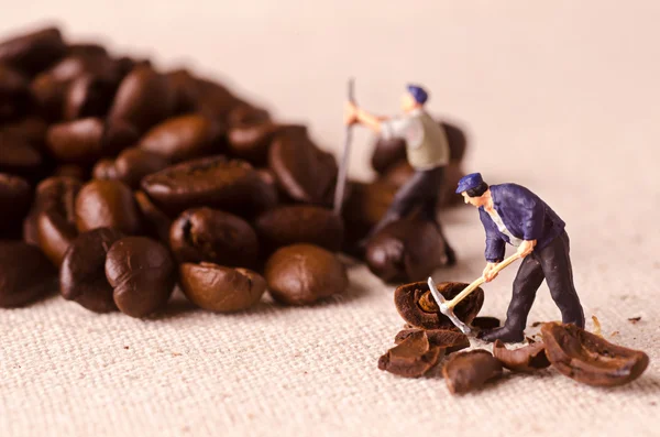 Miniature people working on coffee blend process — Stock Photo, Image