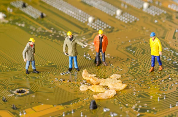 Miniature Technicians try to fix the problem — Stock Photo, Image