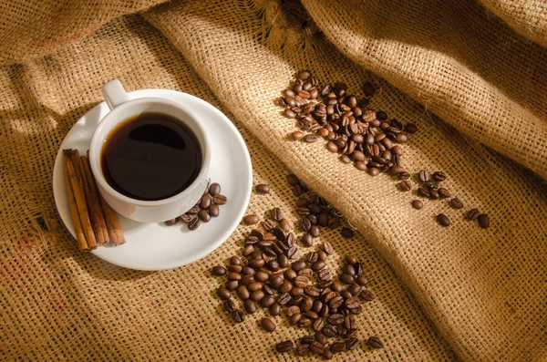 Kaffeetasse und Kaffeebohnen herum — Stockfoto