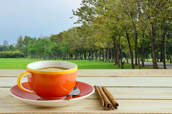 Xícara de café com fundo natural verde — Fotografia de Stock