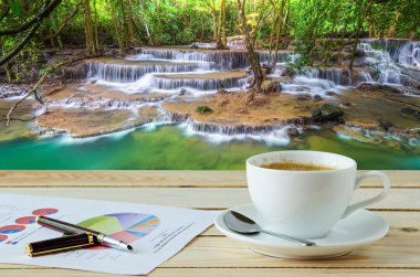 kahve fincanı doğal yeşil arka plana sahip