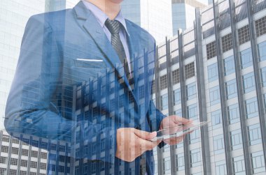 iş adamı holding tablet bulanıklık arka planda elinde