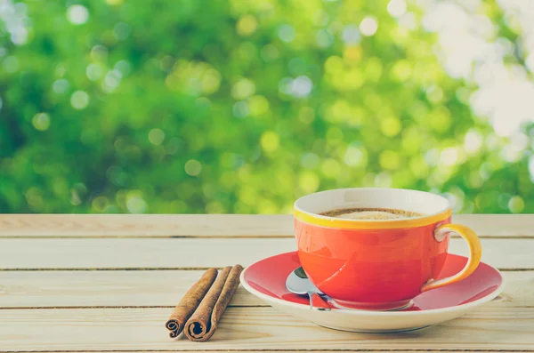 Чашка кави з зеленим природним фоном — стокове фото
