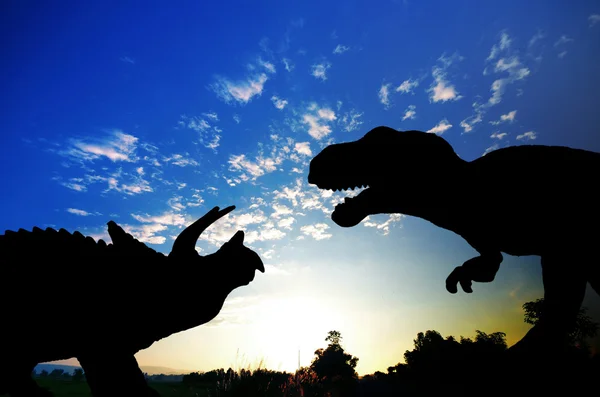 恐竜のシルエット — ストック写真