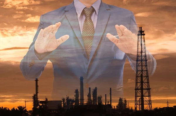 Doble exposición del hombre de negocios y fondo de la refinería de petróleo — Foto de Stock