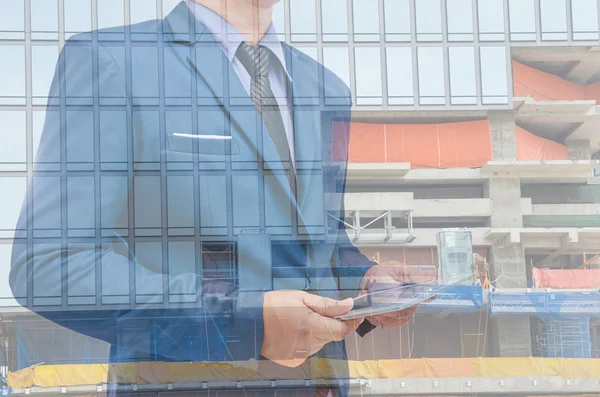 Business man bedrijf tablet in hand in vervagen achtergrond — Stockfoto