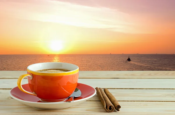 Кофейная чашка на фоне неба восхода солнца — стоковое фото