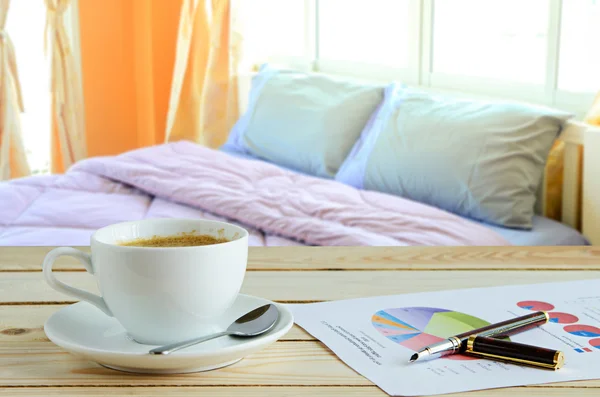 Filiżanka kawy z łóżka tło — Zdjęcie stockowe