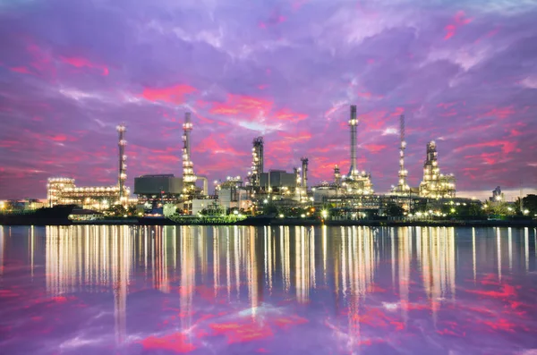 Planta de refinería de petróleo al amanecer — Foto de Stock