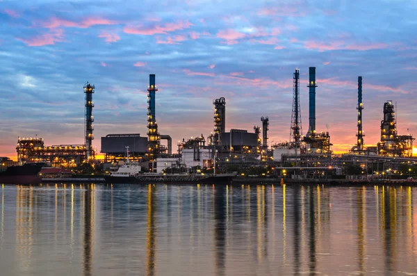 Petrol rafineri tesisi de gündoğumu