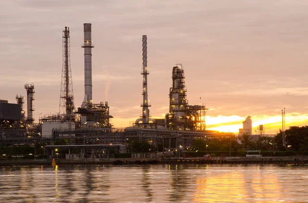 Planta de refinería de petróleo al amanecer — Foto de Stock