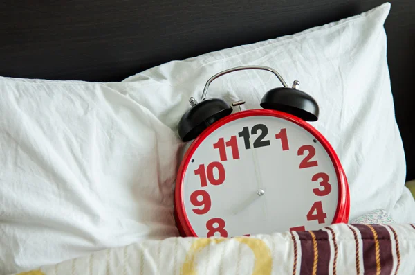 Despertador dormindo na cama — Fotografia de Stock