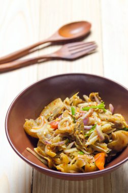 Tay baharatlı domuz salata