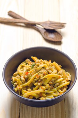 Ahşap masa arka plan üzerinde Tay baharatlı bambu sürgün salata