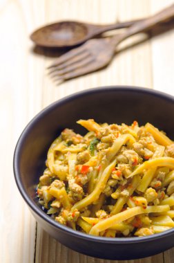 Ahşap masa arka plan üzerinde Tay baharatlı bambu sürgün salata