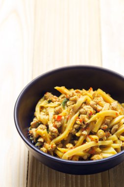 Ahşap masa arka plan üzerinde Tay baharatlı bambu sürgün salata