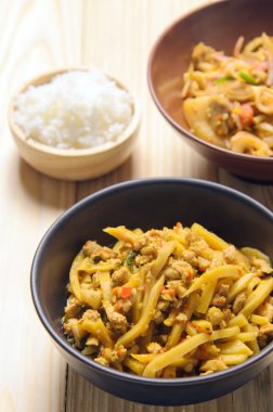 Ahşap masa arka plan üzerinde Tay baharatlı bambu sürgün salata