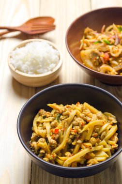 Ahşap masa arka plan üzerinde Tay baharatlı bambu sürgün salata