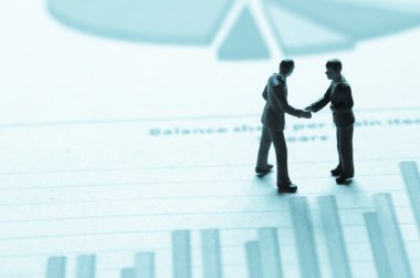 minyatür iş adamı grafik üzerinde