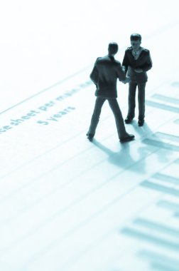 minyatür iş adamı grafik üzerinde