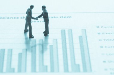 minyatür iş adamı grafik üzerinde