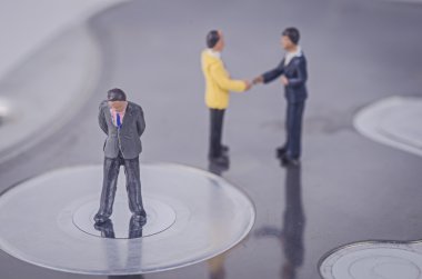 minyatür iş adamı iş düşünüyorsun