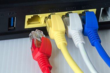 Yönlendirici veya anahtar Ethernet kabloları bağlayın