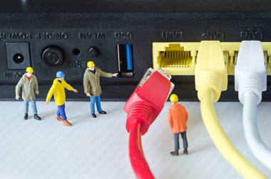 Minyatür mühendisi takım deneyin ethernet kablosu bağlantı noktasına bağlanmak için