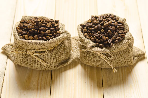 Gebrande koffiebonen in zak — Stockfoto