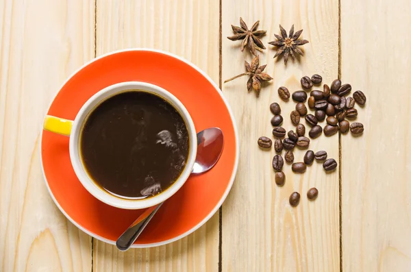 Coffee cup and roast coffee in sack on wood table — Stock Photo, Image