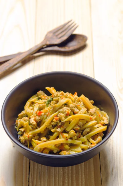 Ensalada tailandesa de brotes de bambú picante sobre fondo de mesa de madera — Foto de Stock