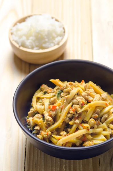 Thai kryddig bambu skott sallad på träbord bakgrund — Stockfoto