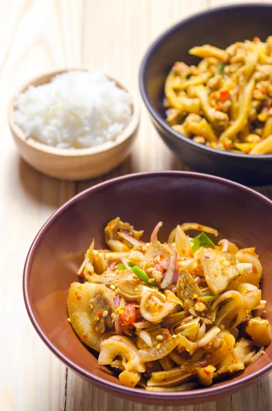 Tay baharatlı domuz salata