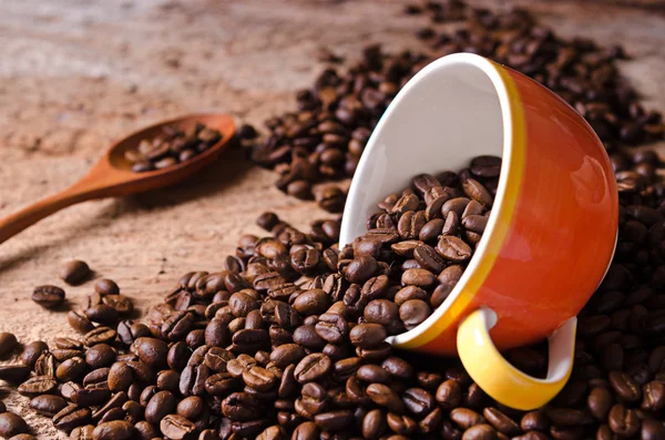 Taza de café y granos de café alrededor —  Fotos de Stock