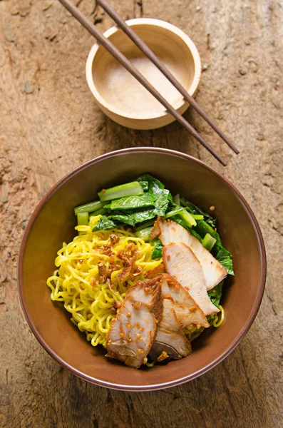 Yellow noodles served with sliced pork — Stock Photo, Image