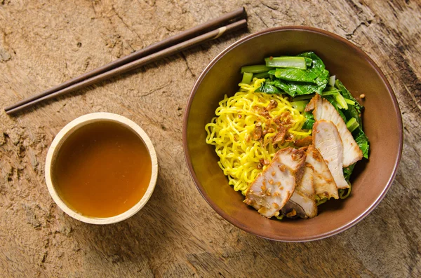 Yellow noodles served with sliced pork — Stock Photo, Image