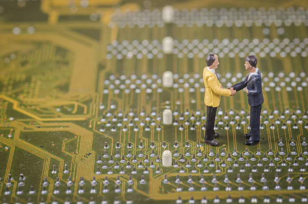Homem de negócios em miniatura no moderno circuito placa de fundo — Fotografia de Stock