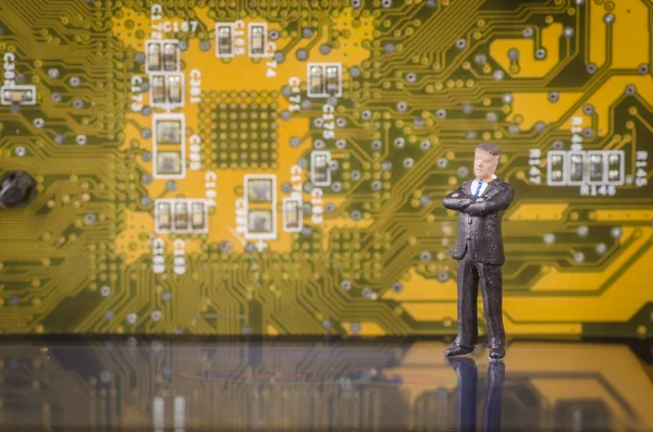 Hombre de negocios en miniatura sobre fondo de placa de circuito moderno —  Fotos de Stock