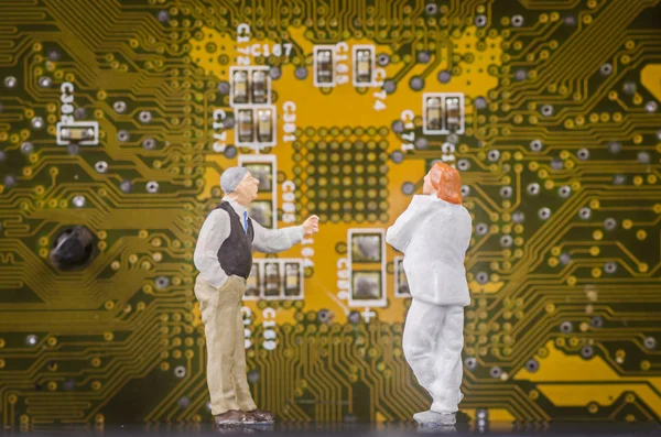 Hombre de negocios en miniatura sobre fondo de placa de circuito moderno —  Fotos de Stock