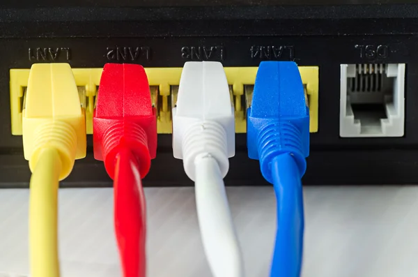 Cabos Ethernet se conectam ao roteador ou interruptor — Fotografia de Stock