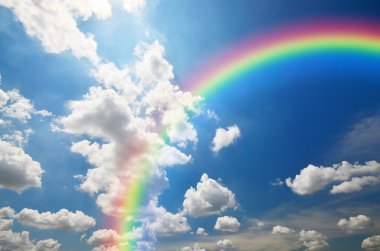 Gökkuşağı ve mavi gökyüzü arka plan beyaz bulutlar